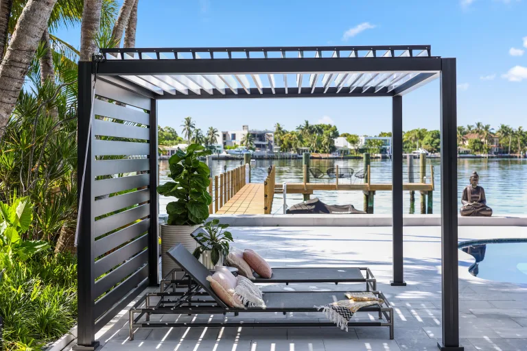 black-k-bana-white-louvers-pool-privacy-wall-24-768x512