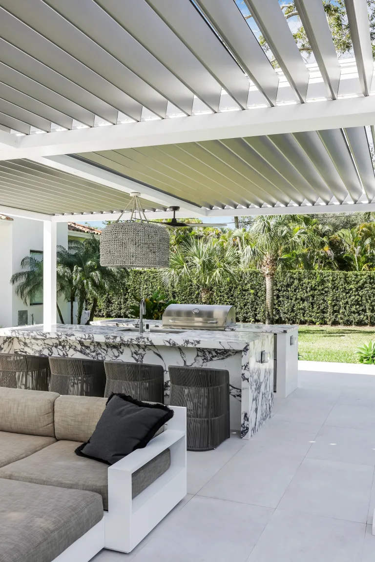 white-r-blade-gray-louvers-fan-speakers-pool-tv-6-768x1152